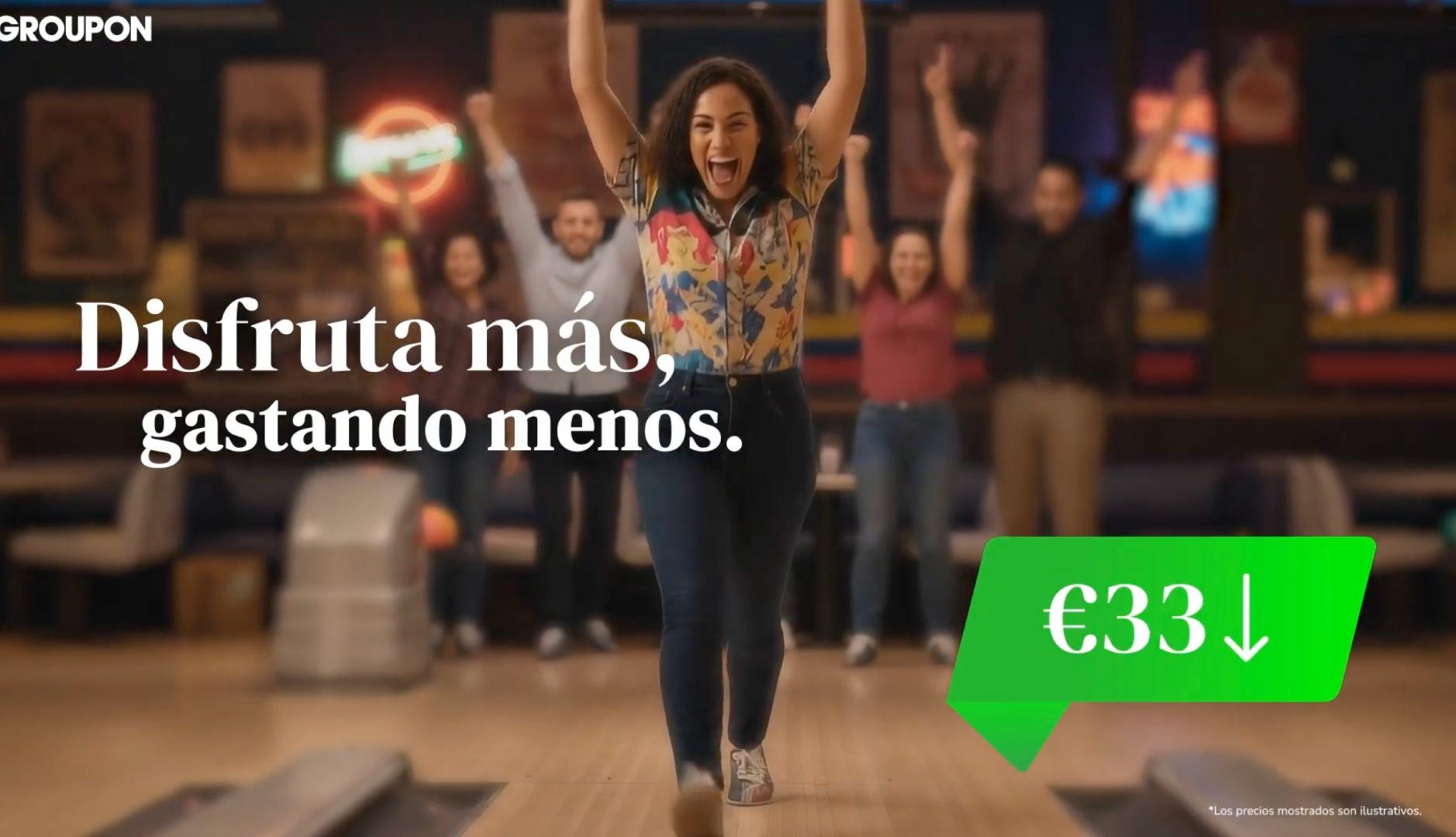Una chica celebrando mientras juega a los bolos