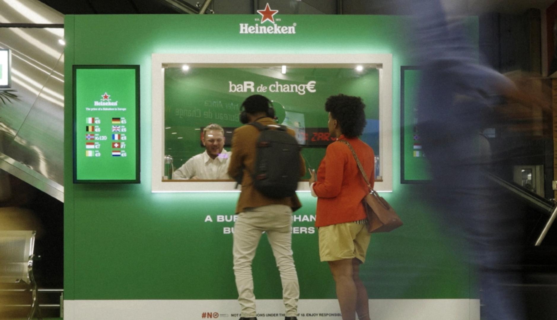 Dos personas cambiando en el mostrador de Heineken
