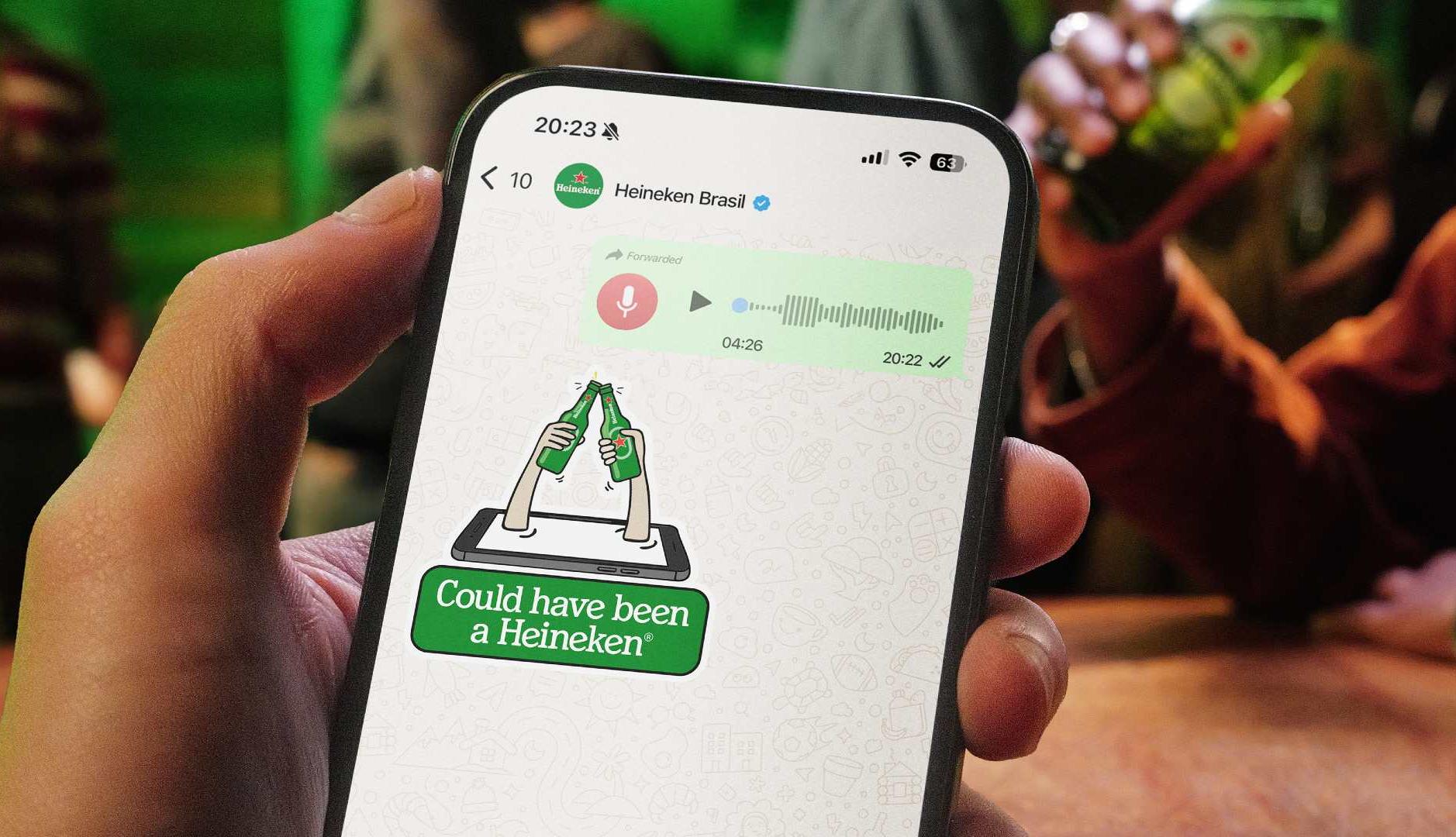 Canal de WhatsApp de Heineken Brasil en un móvil
