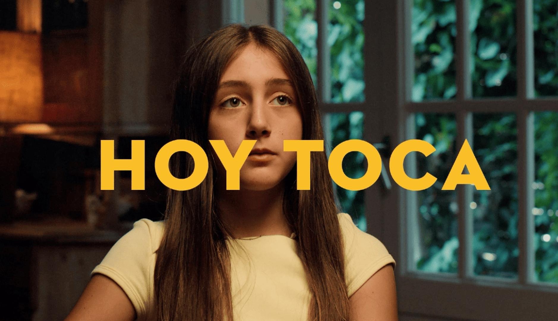 Una niña junto a la frase "Hoy toca"