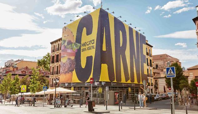 Lona publicitaria de Heura con la palabra carne