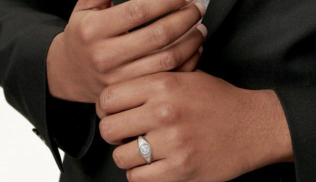 La prestigiosa joyería Tiffany lanza el primer anillo de compromiso para  hombres