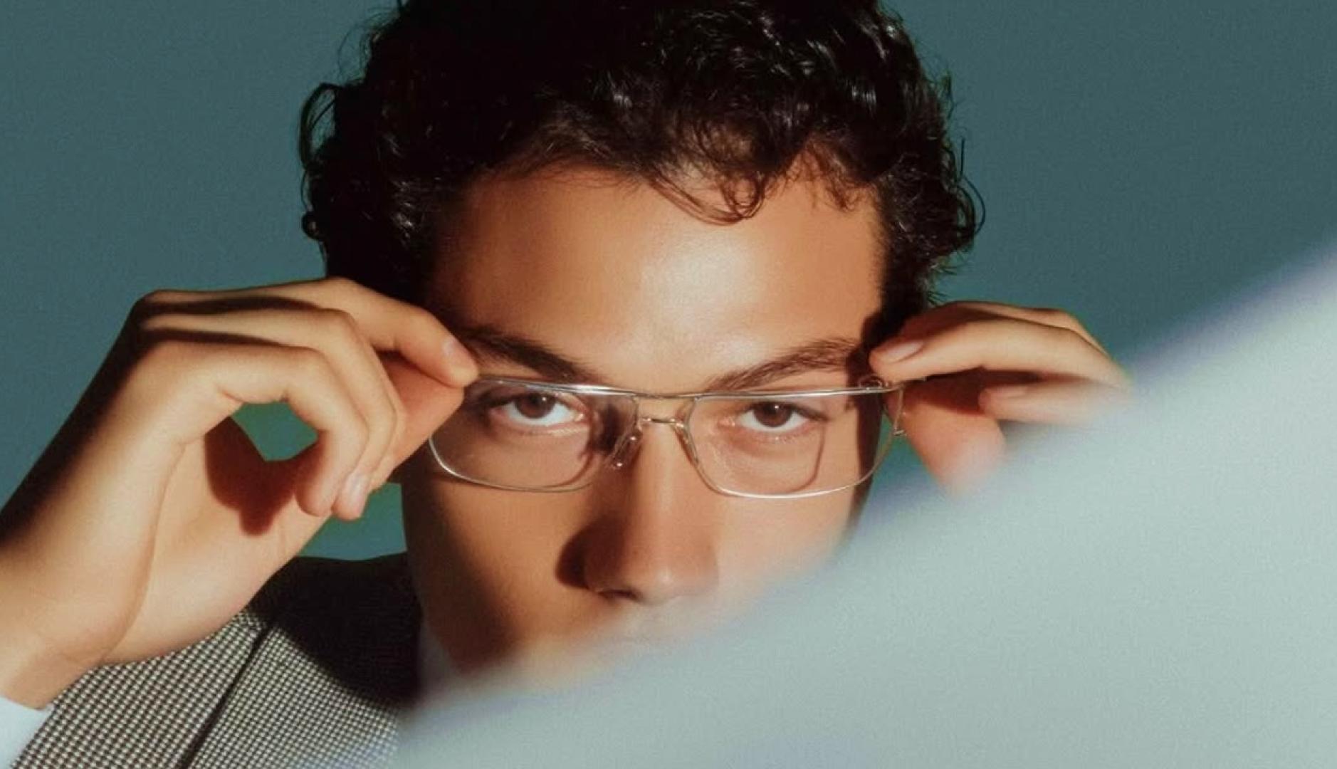 Un hombre que se sostiene las gafas de ver