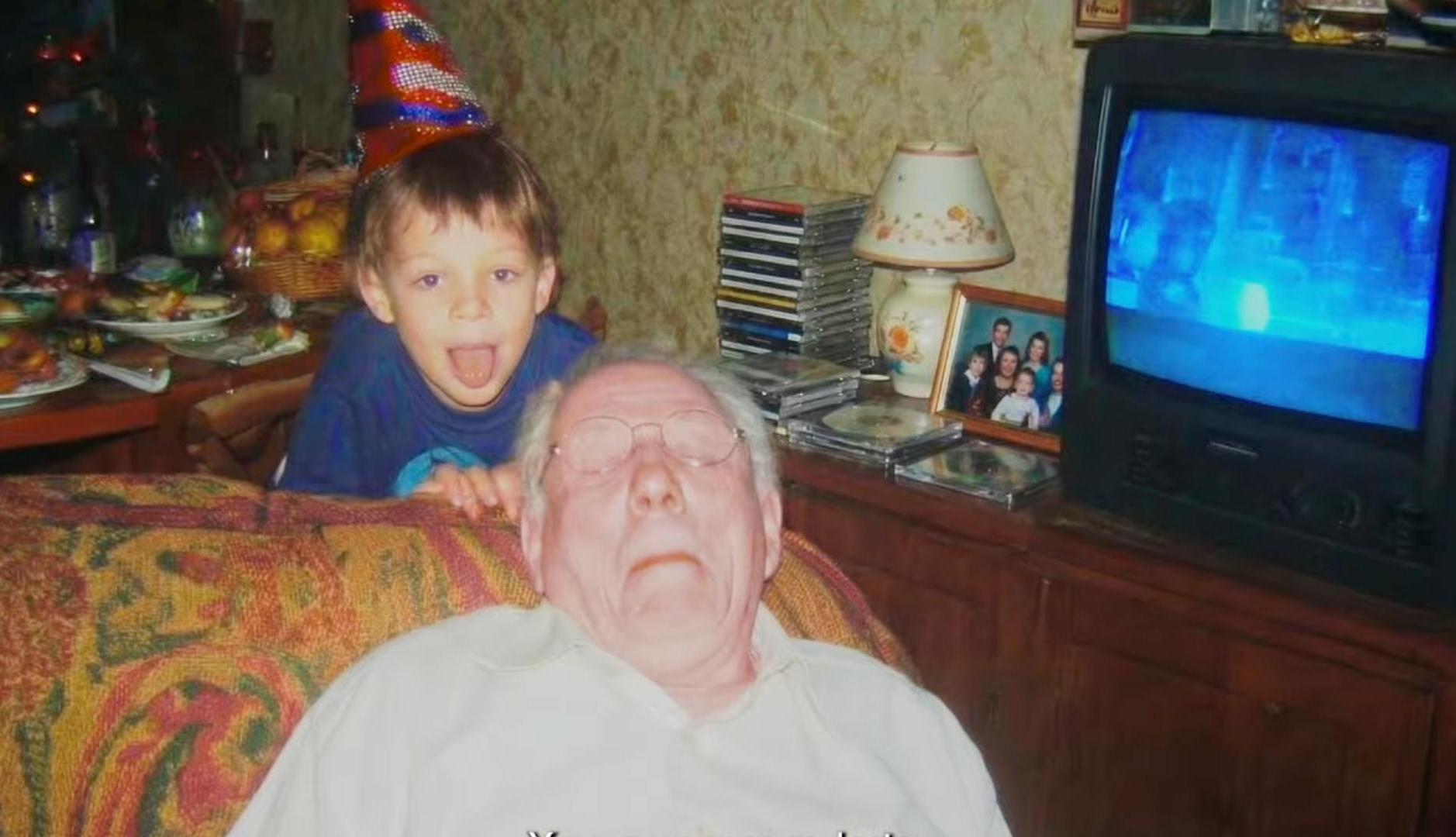 Un niño y un abuelo dormido