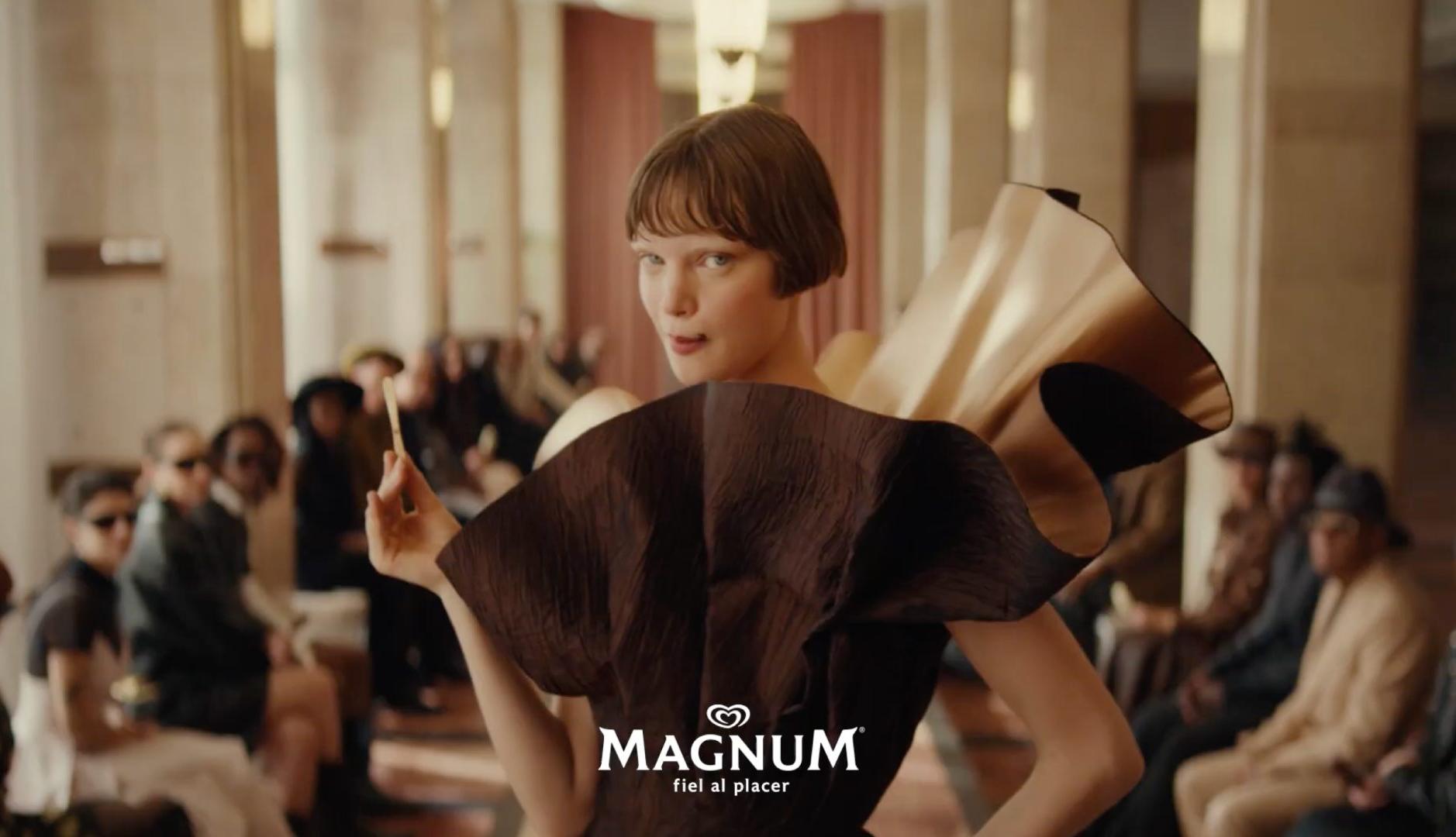 Modelo sobre la pasarela comiendo un helado Magnum