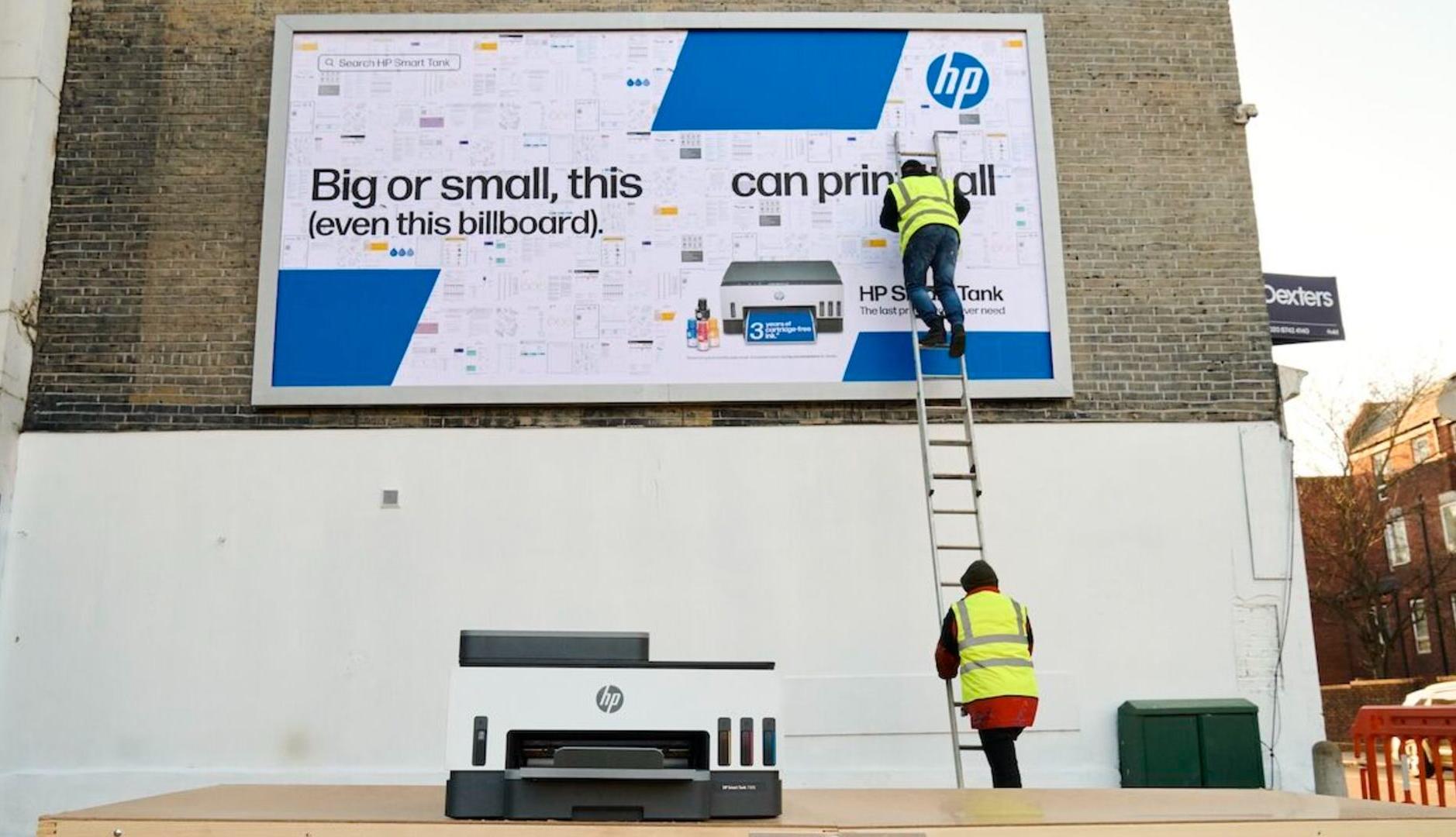 Valla publicitaria hecha con folios impresos