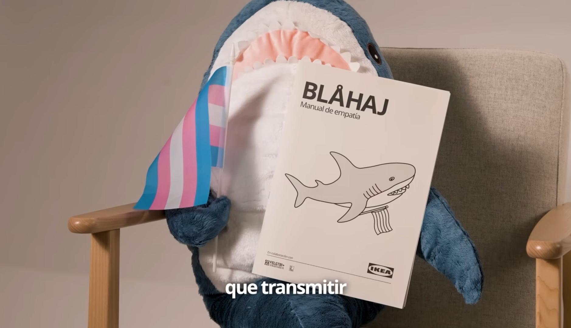 Tiburón de peluche de Ikea con una bandera trans