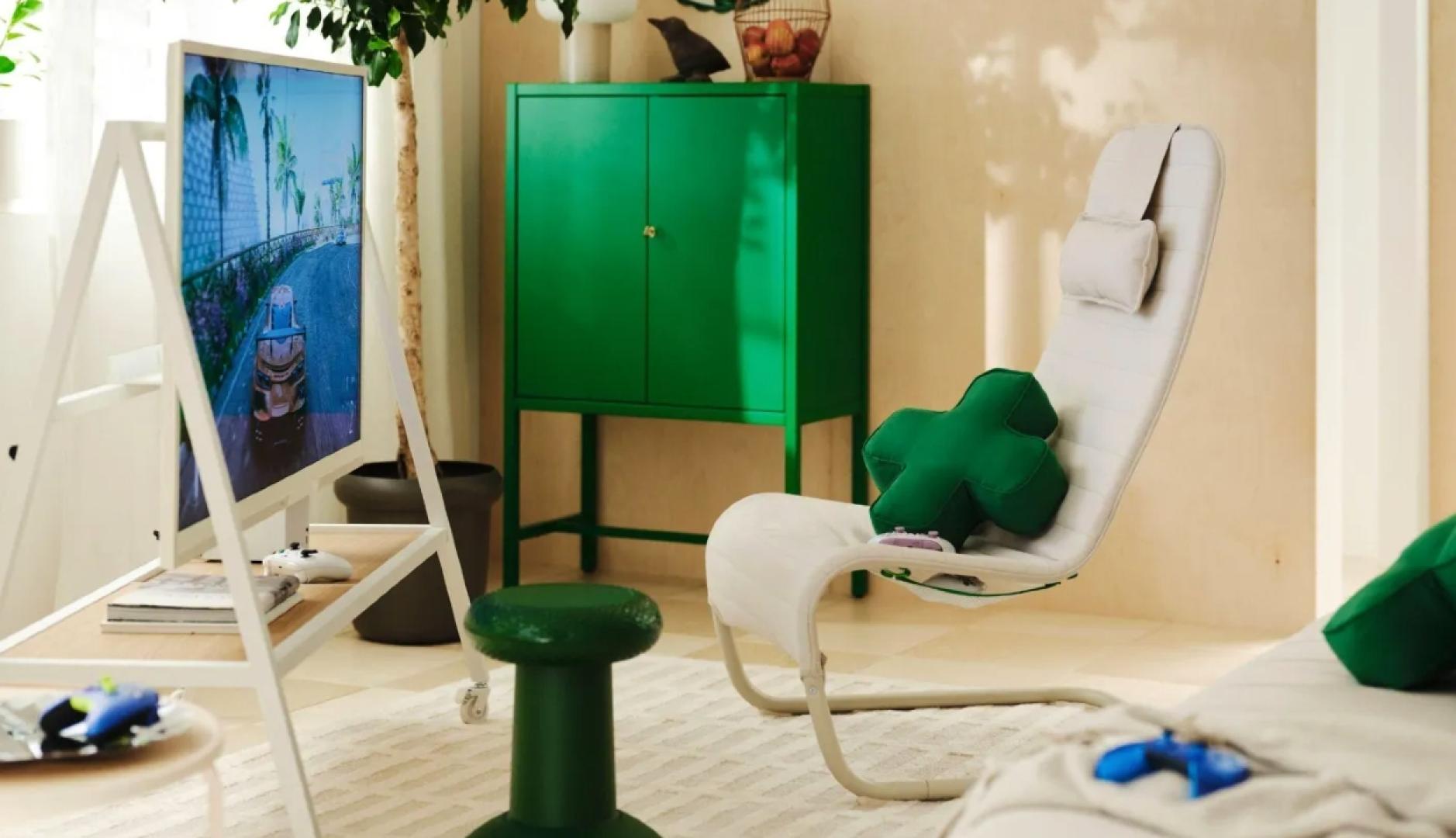 Varias piezas de la colección en un salón de colores blanco y verde