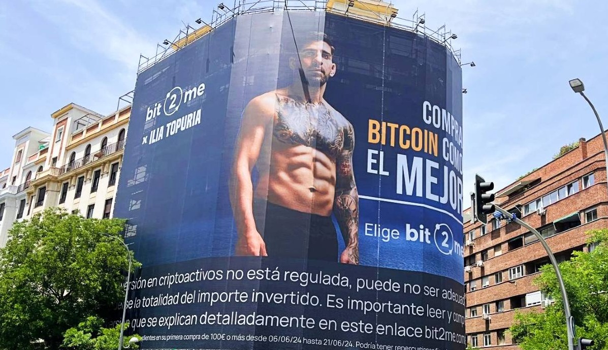 una lona de la campaña con ilia topuria