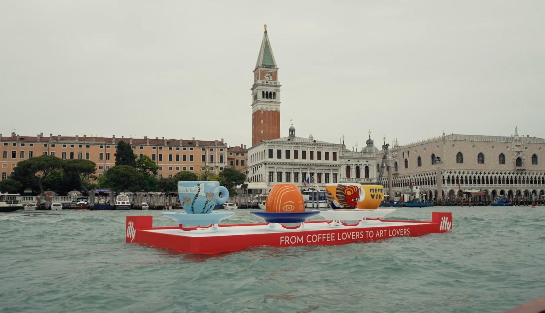 Tazas de Illy flotan en Venecia