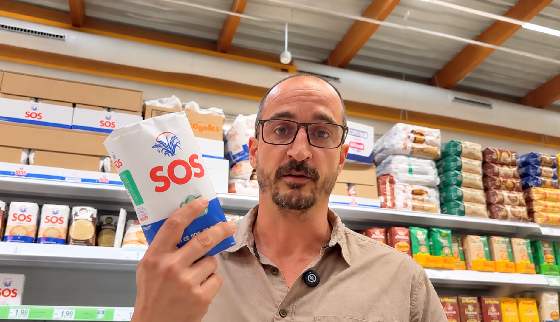 Un hombre en el supermercado con el paquete de SOS nuevo en la mano