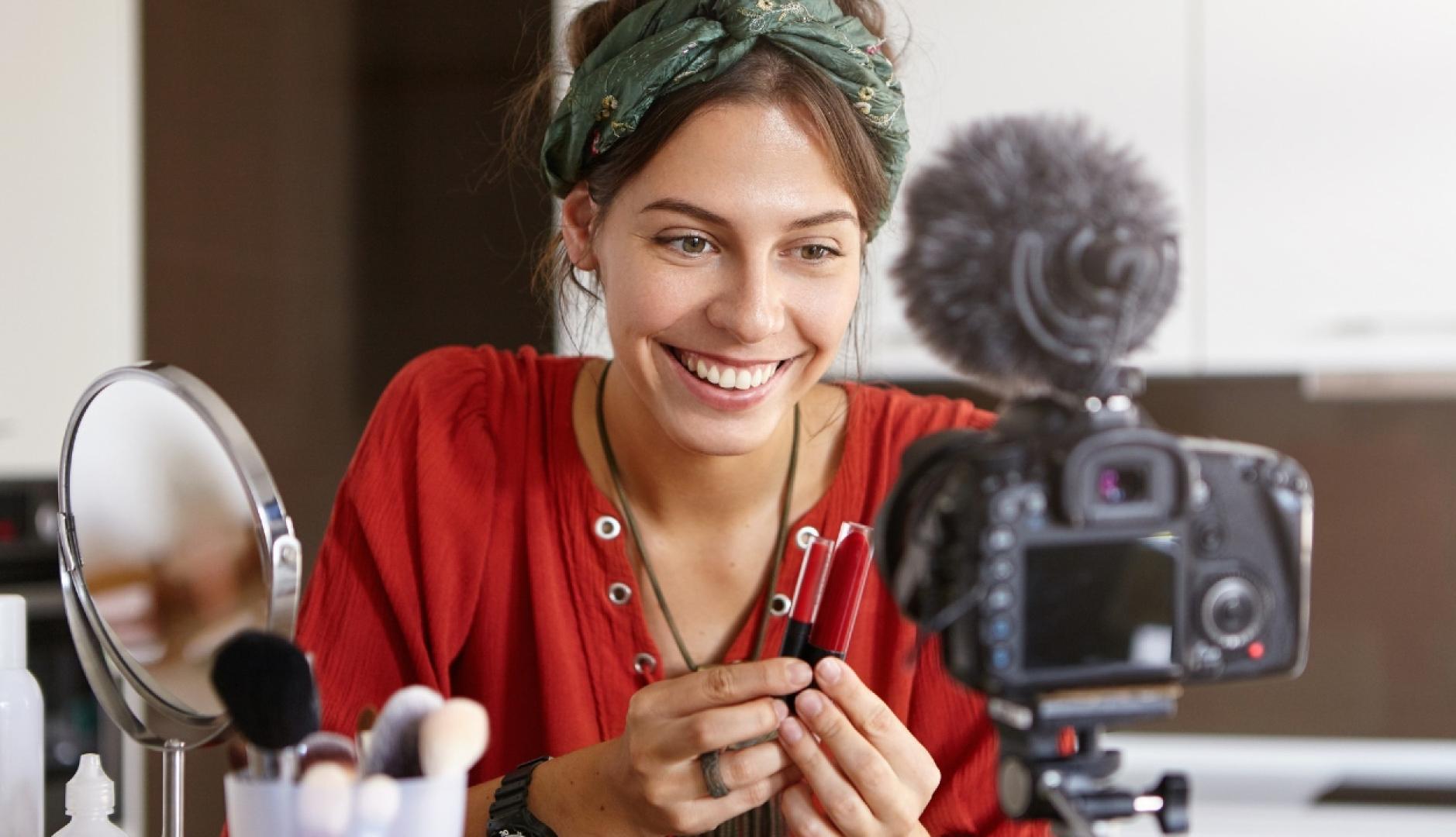Una chica grabando un tutorial de belleza con su cámara