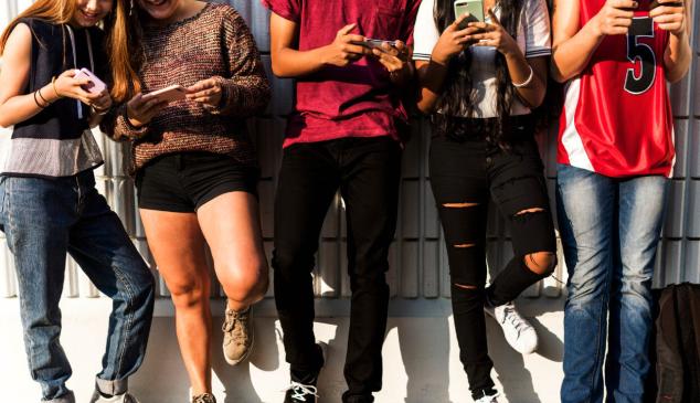 El Congreso reclama mayor protección para los menores ante la publicidad encubierta de influencers