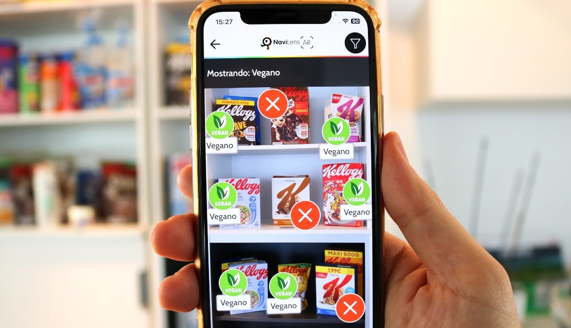 smartphone con información de los envases de kellogg's