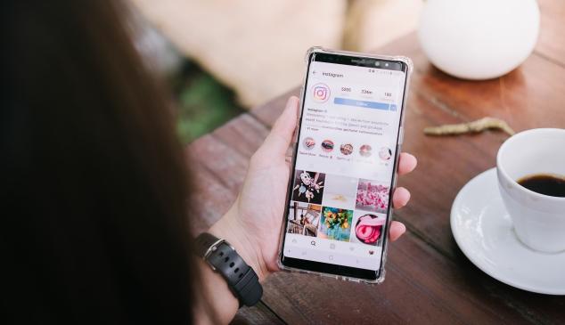 Una persona consulta Instagram en el móvil