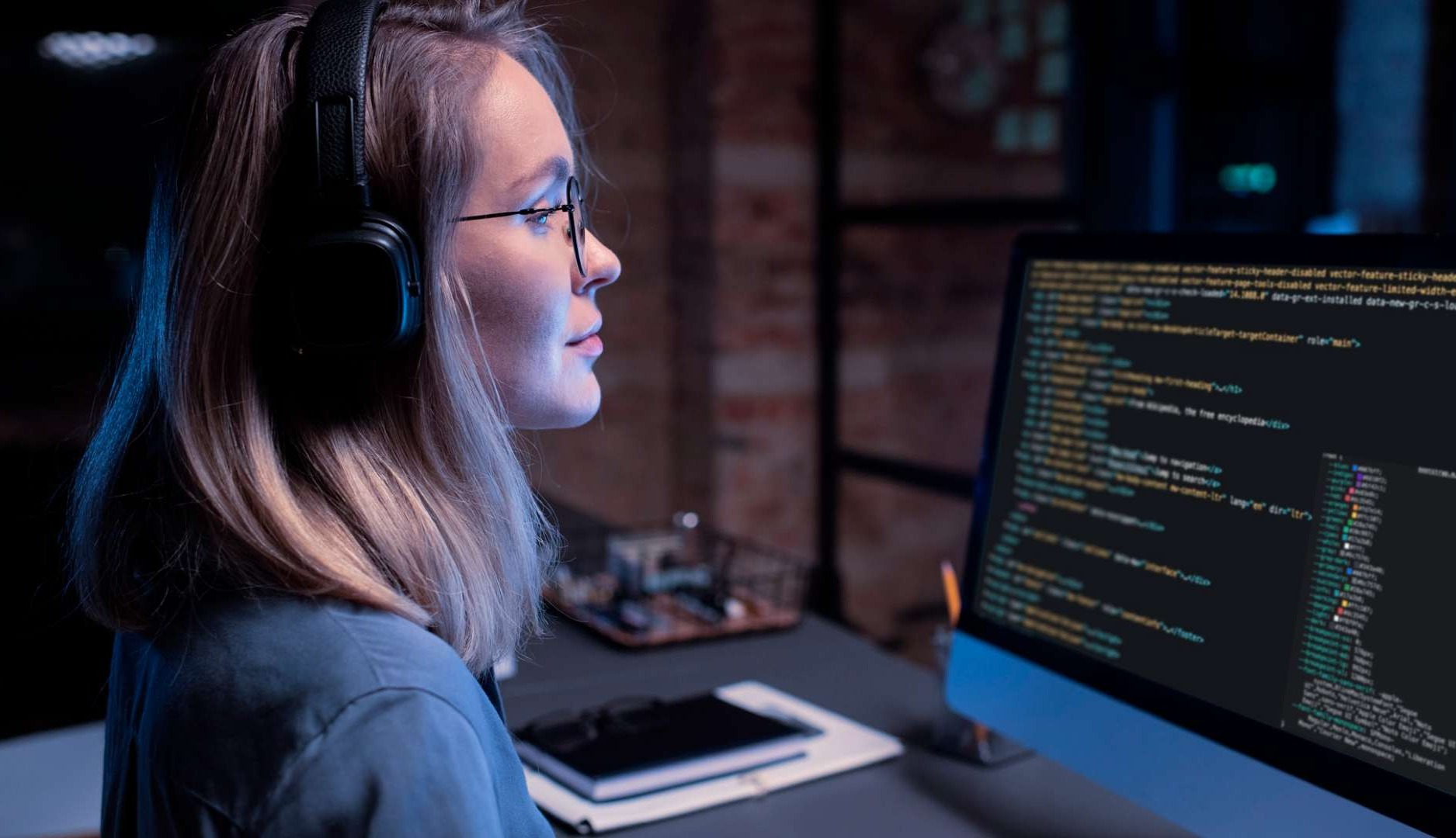 Chica programando código