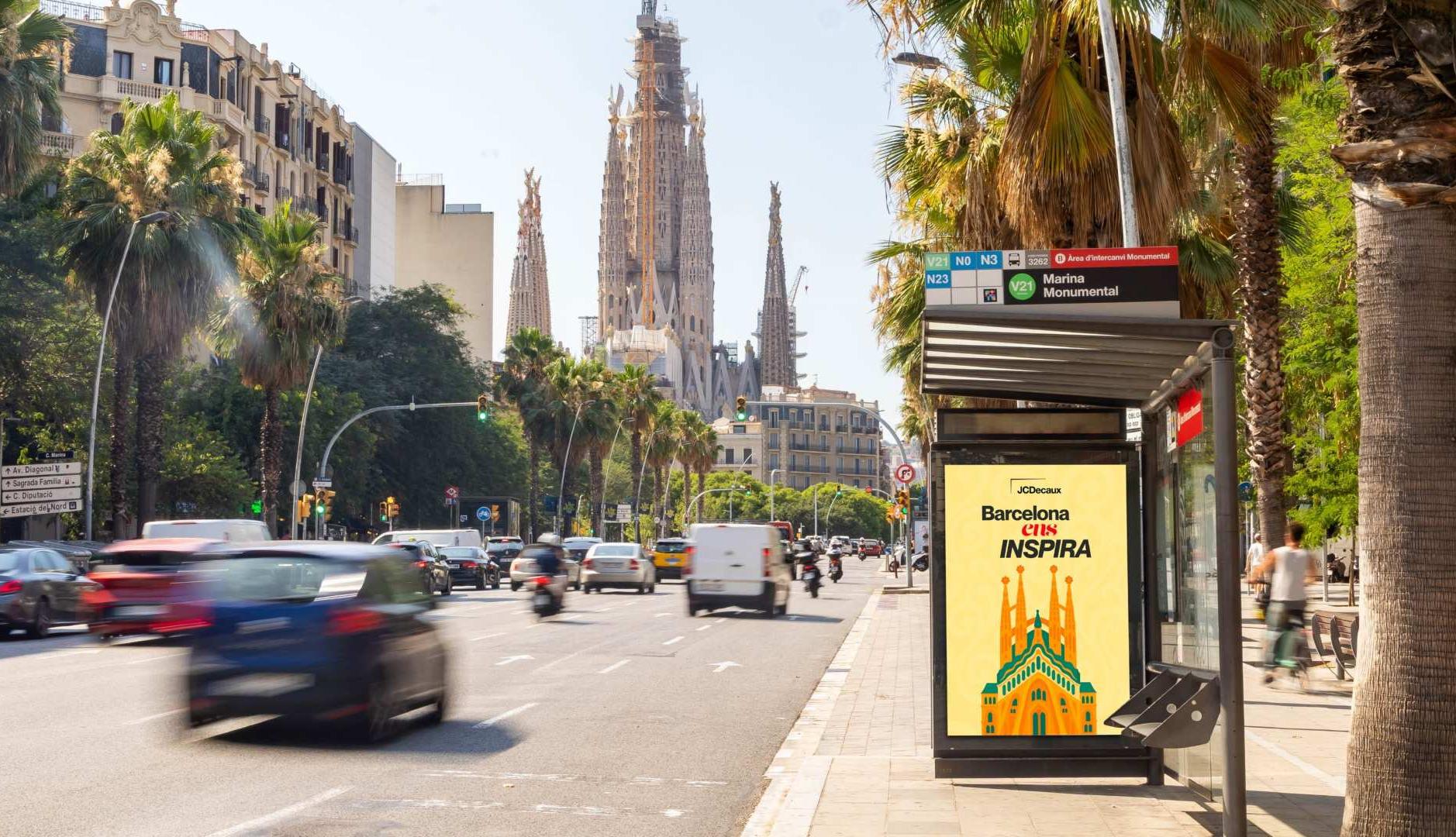 JCDecaux gestionará la publicidad del mobiliario urbano de Barcelona por diez años Publicidad en una marquesina en Barcelona