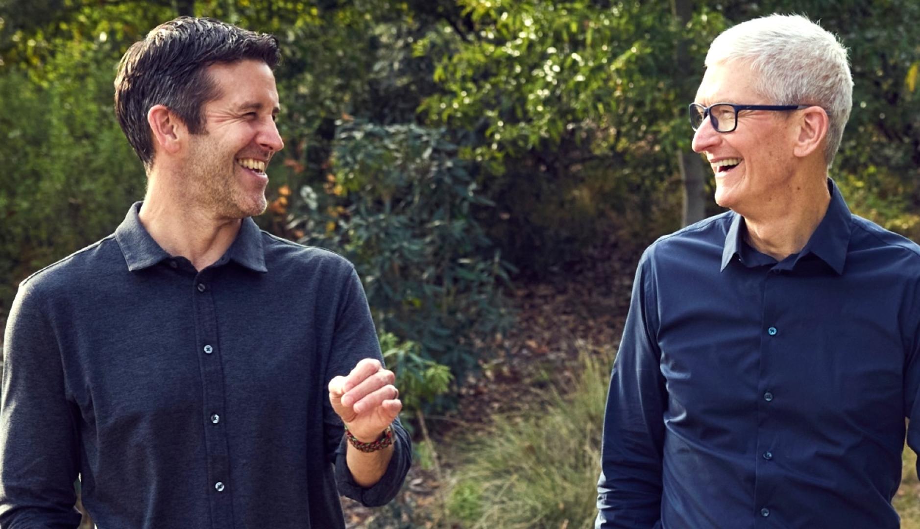 John Ternus y Tim Cook