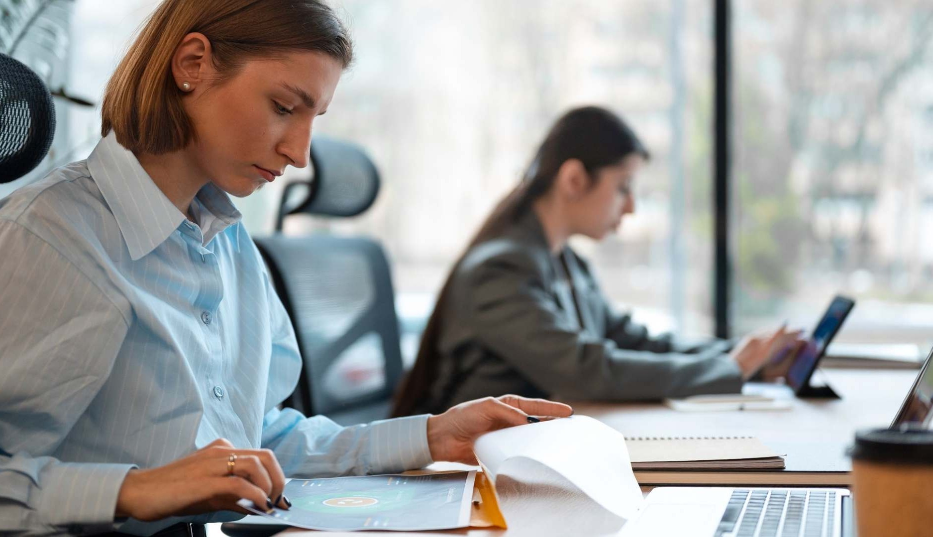 Mujeres trabajando en una oficina