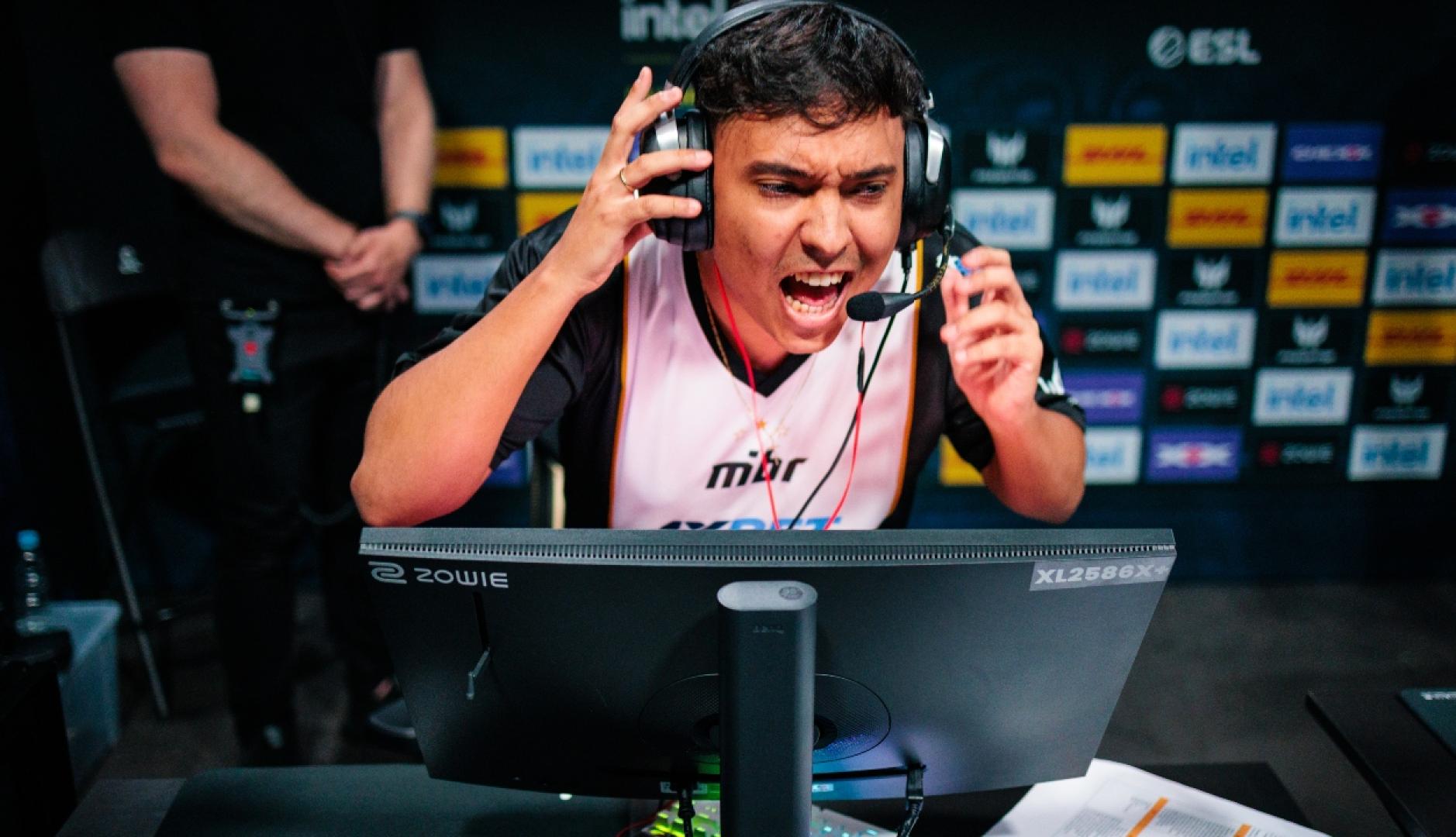 Un jugador de eSports emocionado ante la pantalla