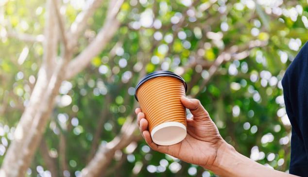 Vaso de cartón de café para llevar a casa