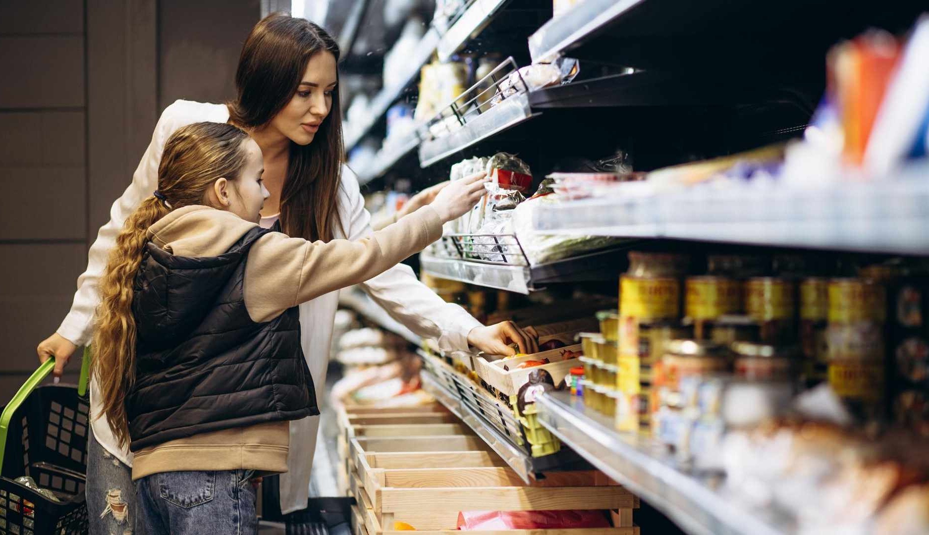 Una mujer y una niña hacen la compra en un supermercado