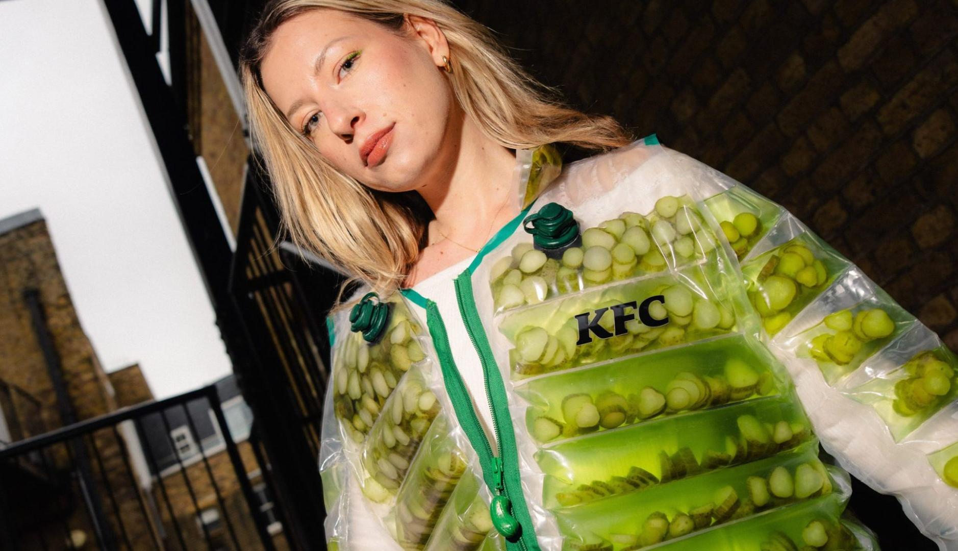 Chica luce la chaqueta rellena de pepinillos de KFC