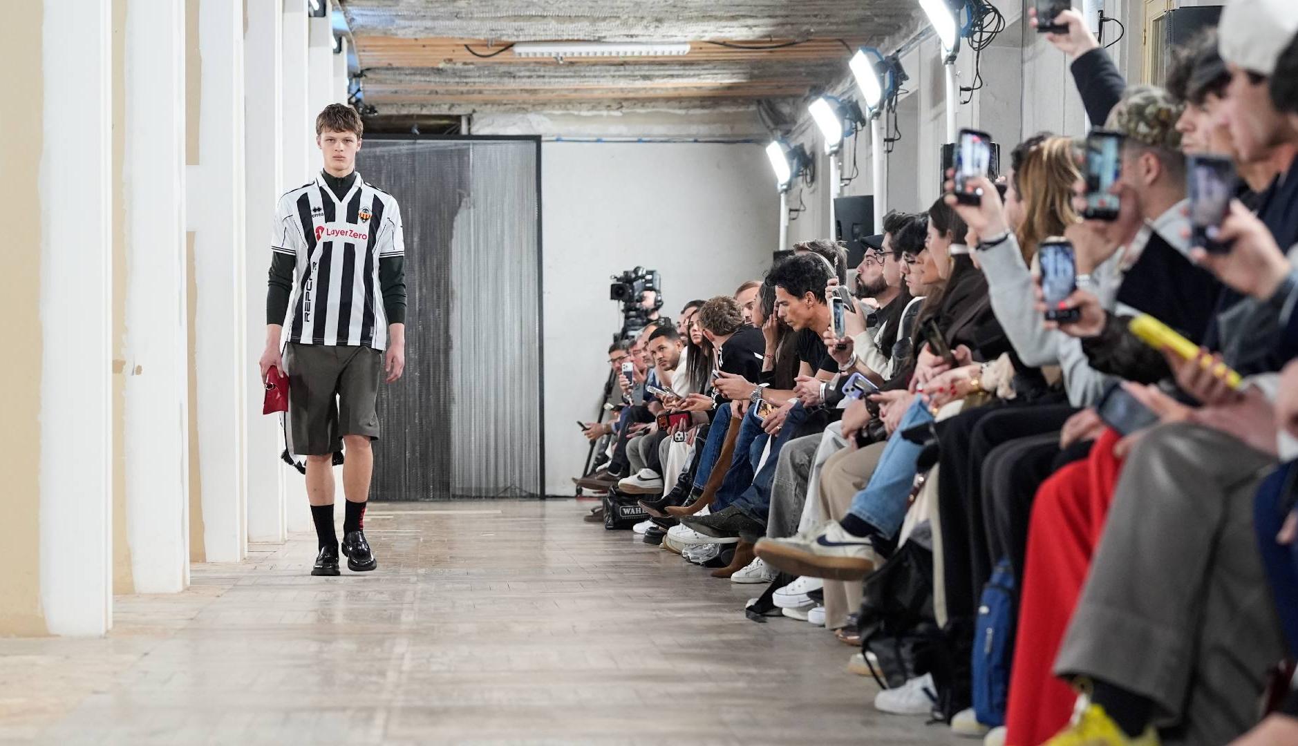 Desfile de camisetas de fútbol