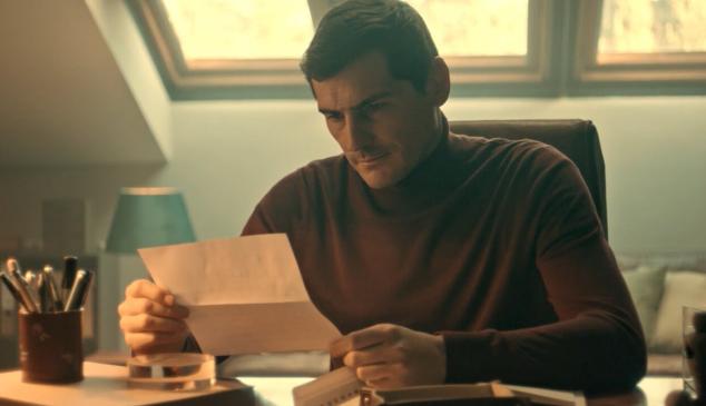 Iker Casillas despide 2020 “a patadas” en el anuncio de Navidad de LaLiga