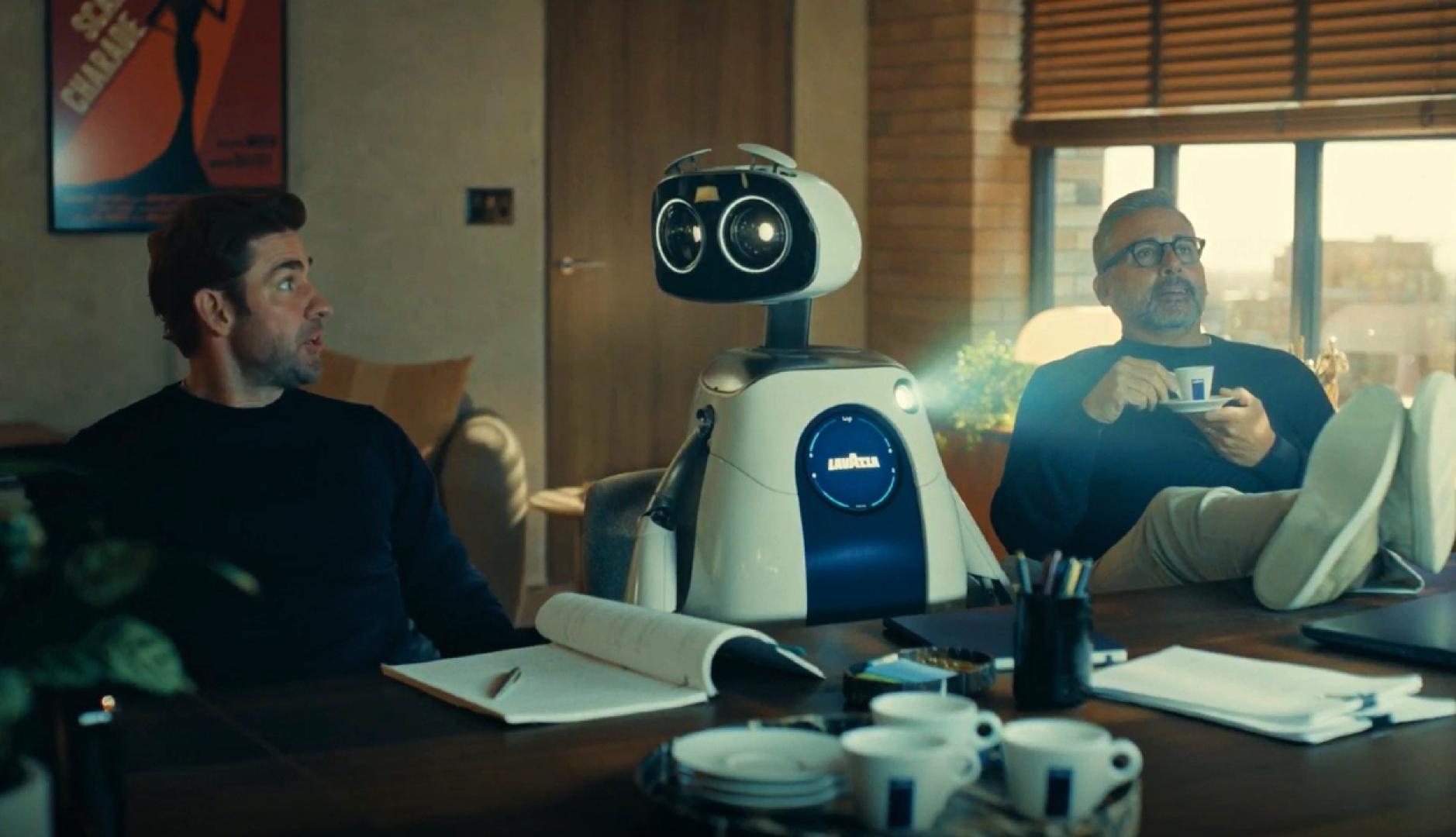 Steve Carell y John Krasinski en el anuncio junto al robot