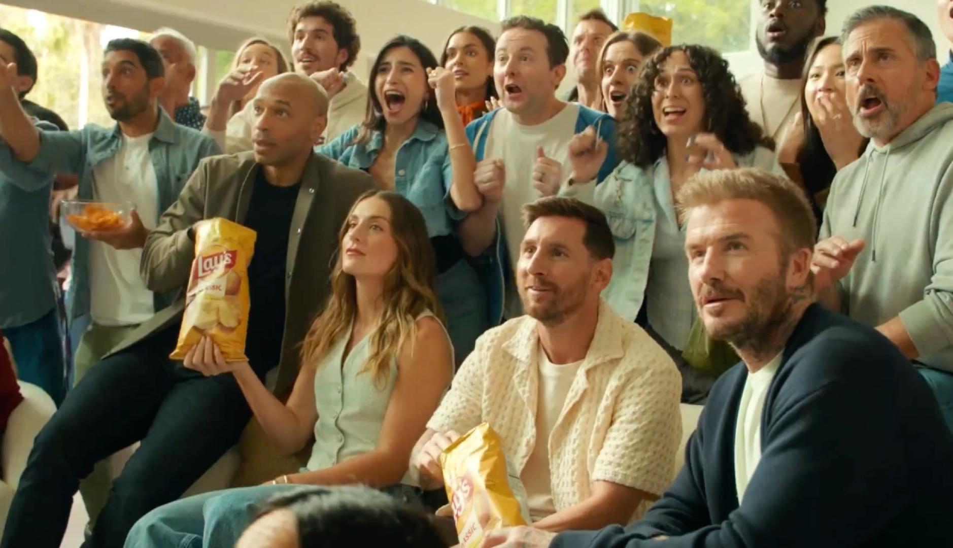 Alexia Putellas, Leo Messi y David Beckham en un salón rodeados de gente viendo el fútbol