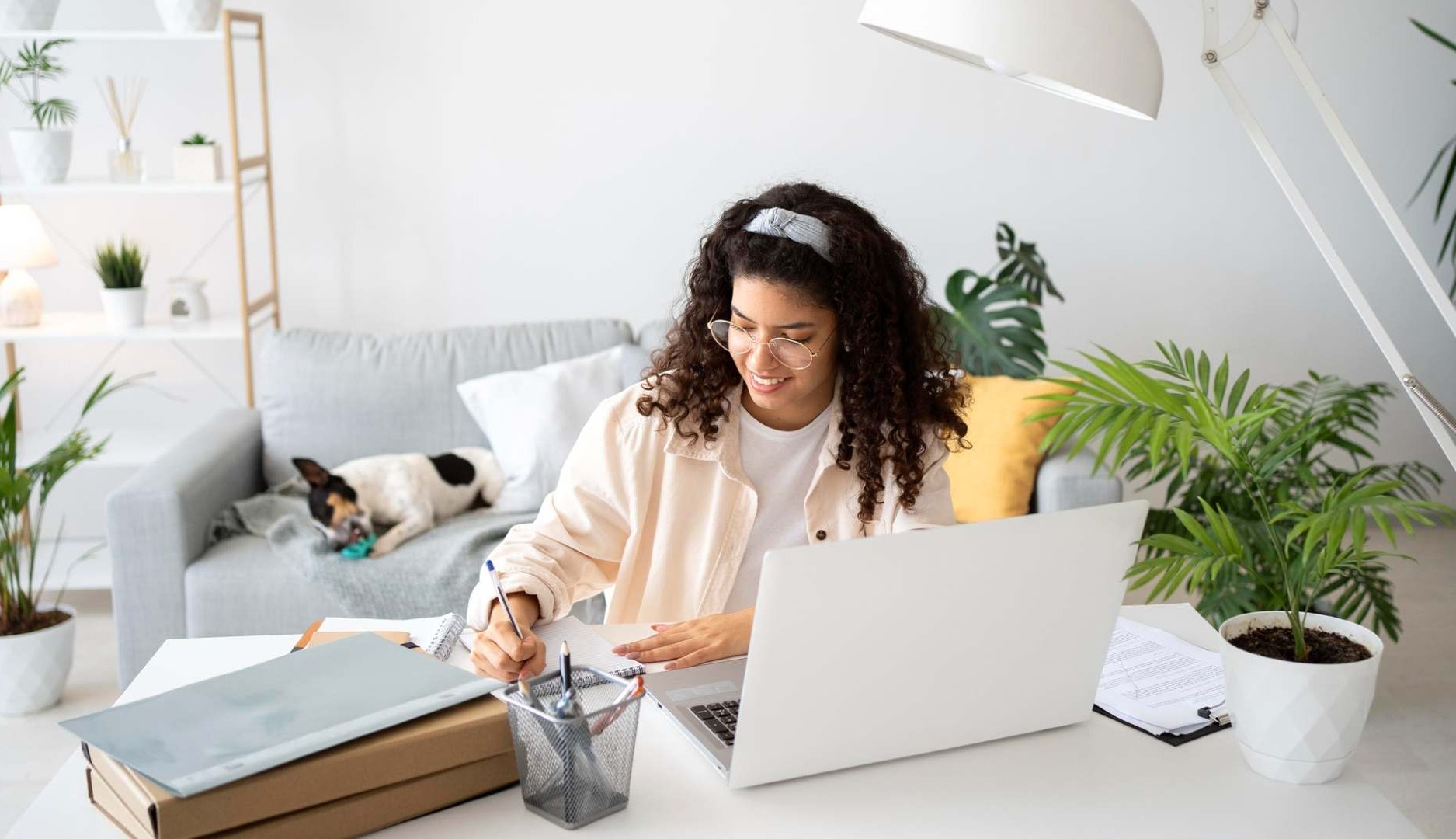 Mujer joven trabajando en casa