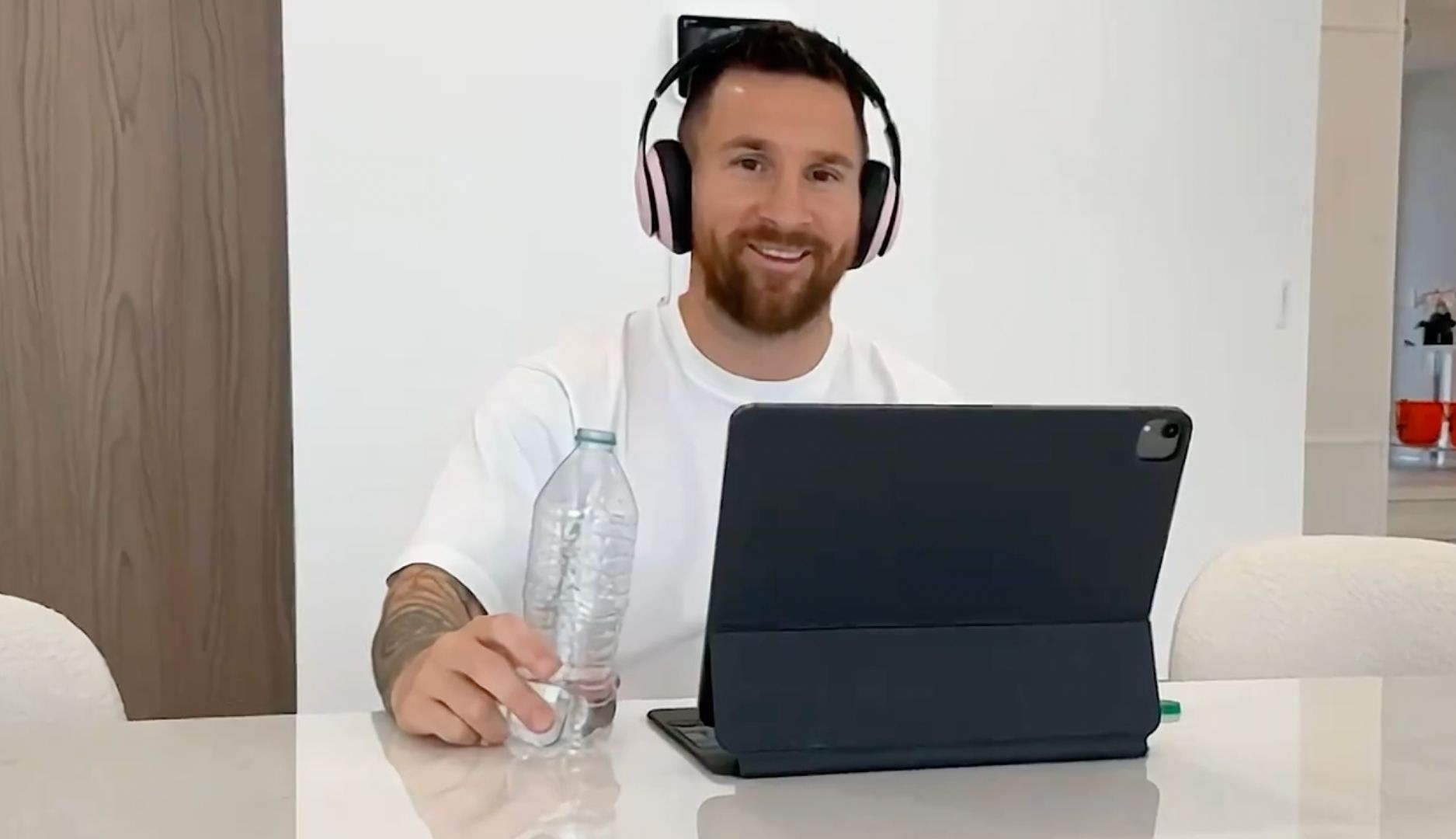 Leo Messo jugando a videojuegos