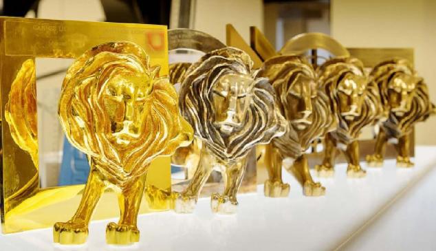 varios trofeos de los leones de cannes