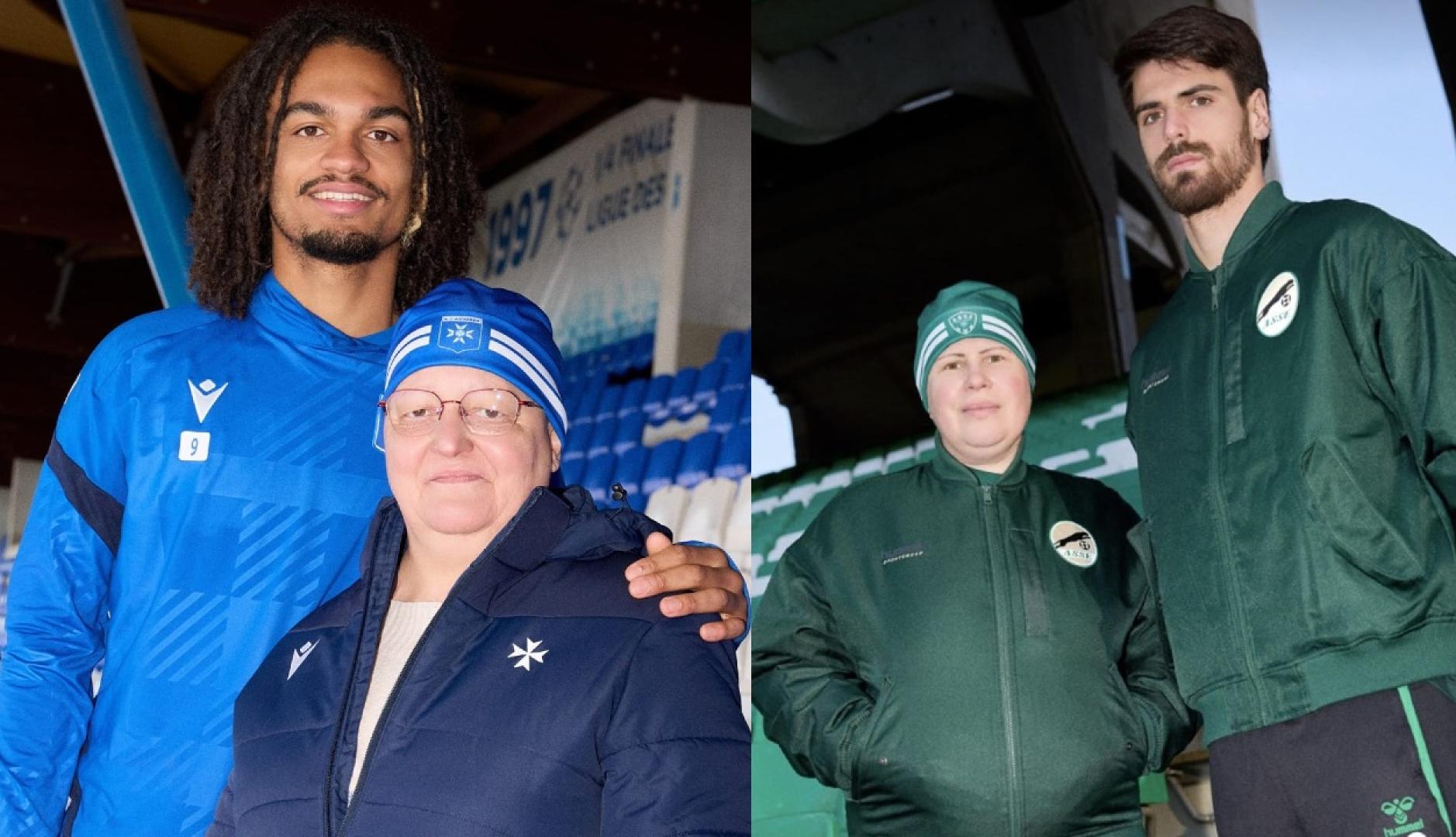Dos futbolistas posando con enfermas de cáncer que llevan los gorros de color a juego con la equipación de su equipo