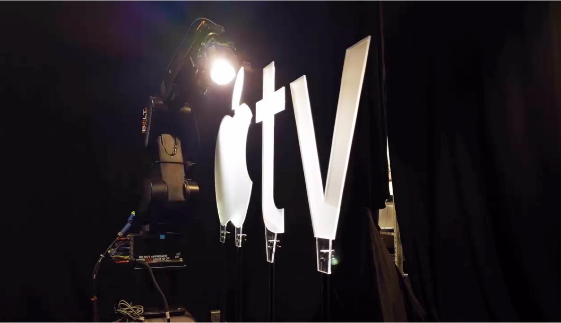 El logo de Apple TV en cristal siendo filmado en el set de rodaje