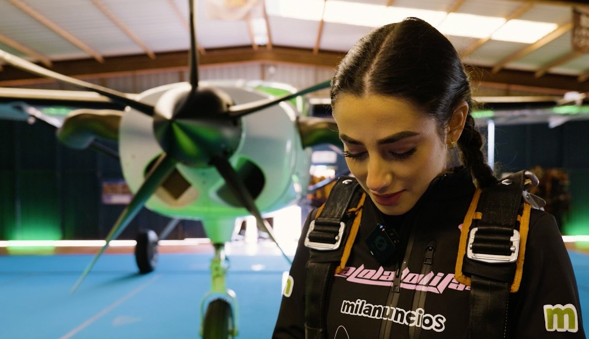 la influencer lola lolita poniéndose el traje para saltar con paracaidas
