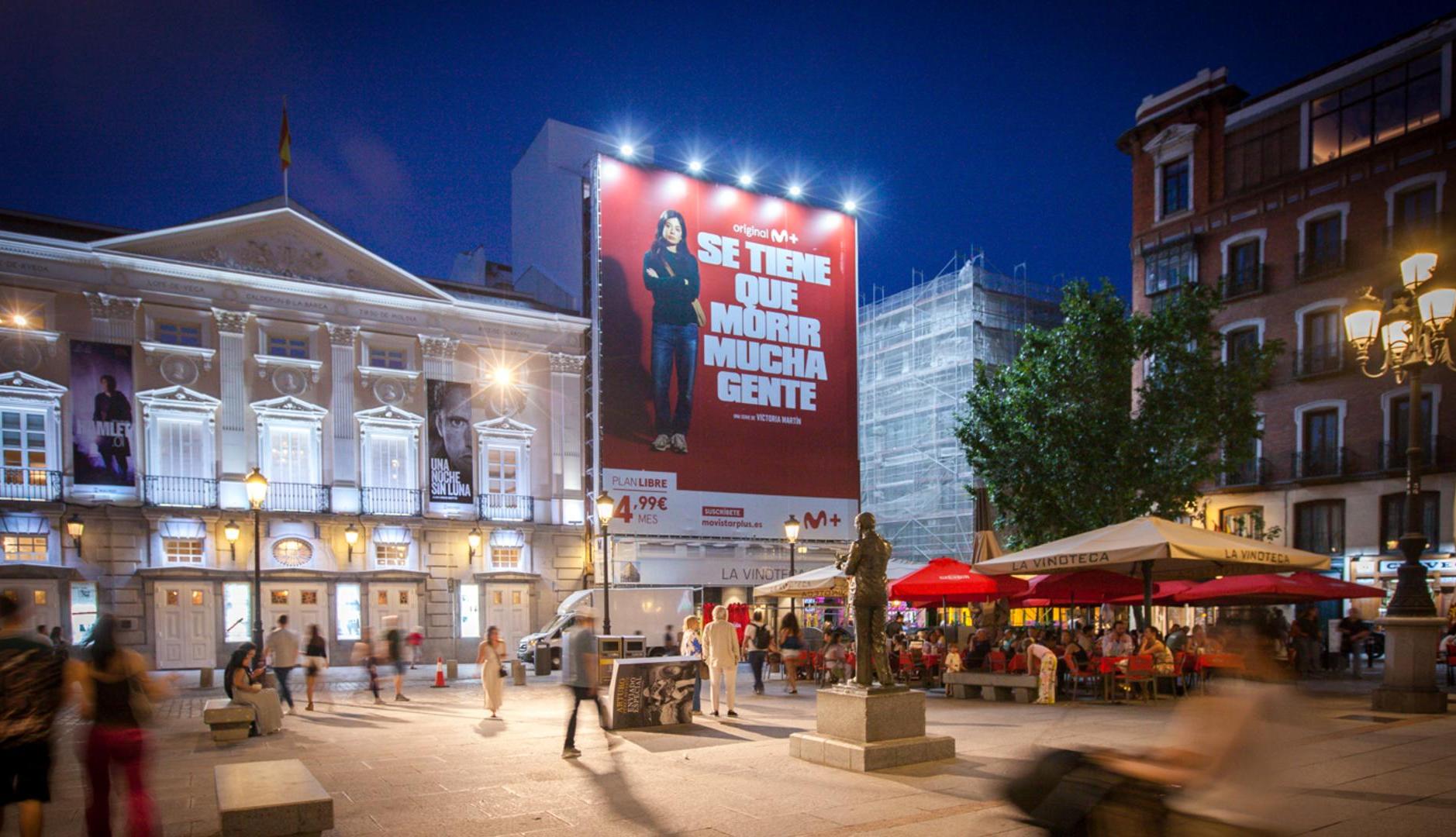 Lona de la serie "Se tiene que morir mucha gente" en Madrid