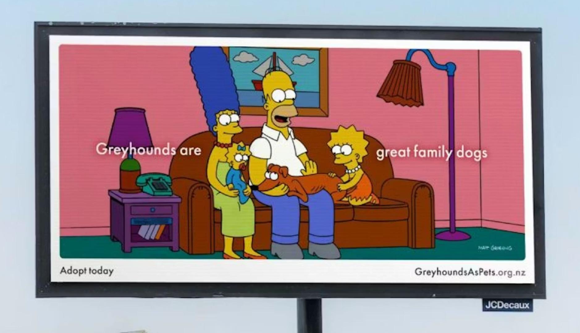 Los Simpson sentados en el sofá abrazando a su galgo