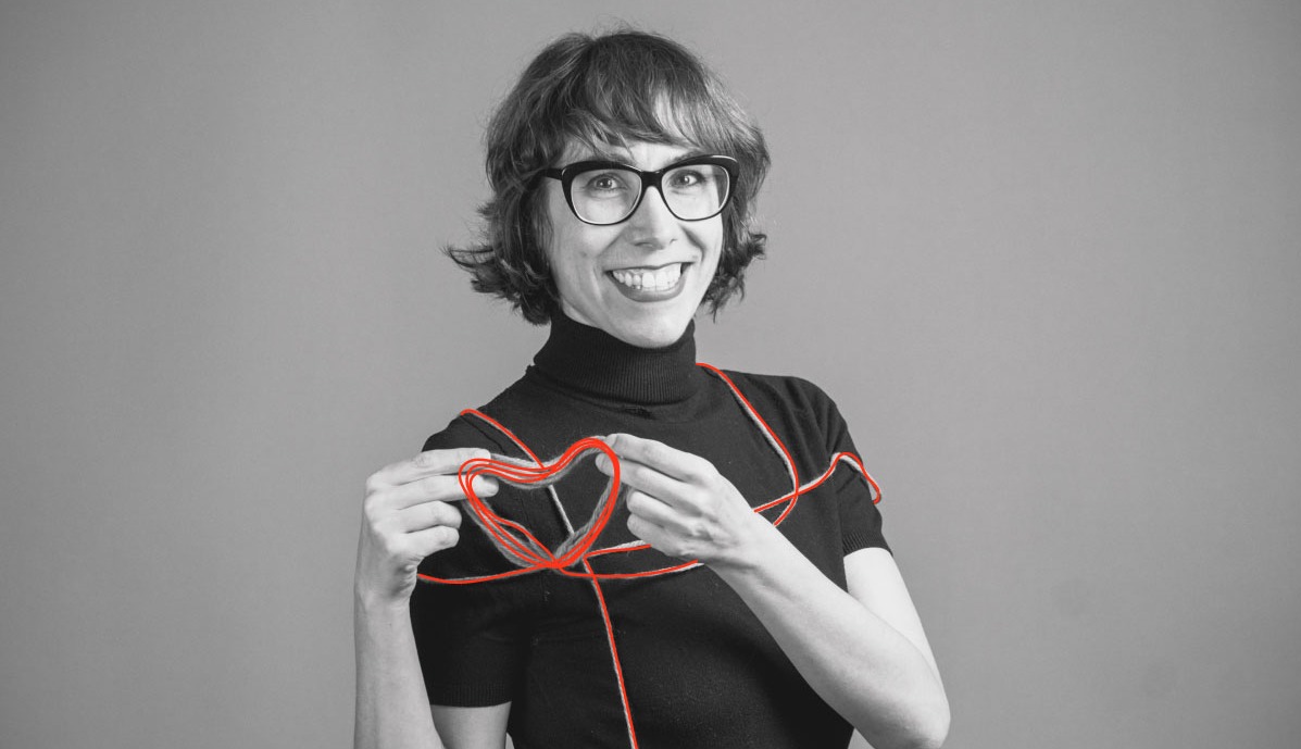 Luz Nuñez con un hilo rojo en forma de corazón