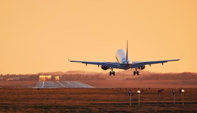 avion-atardecer