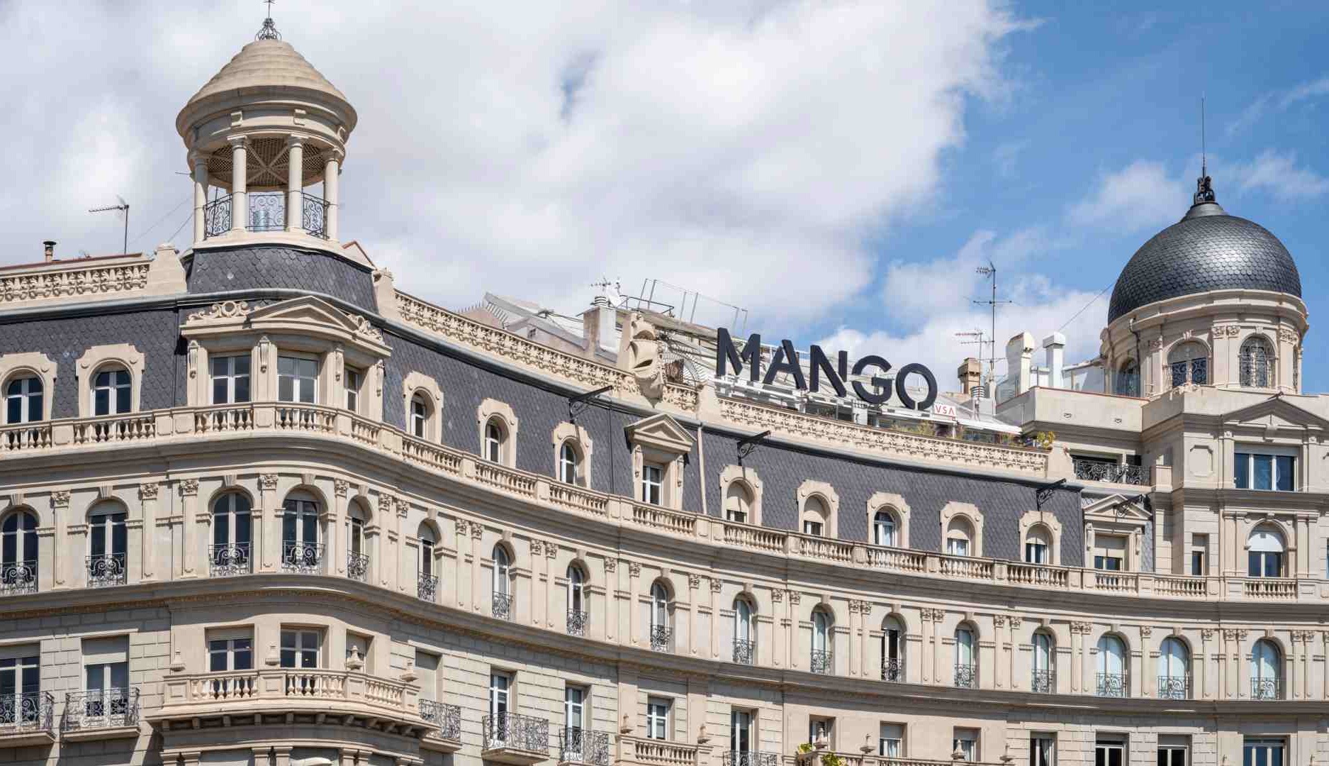 Mango sitúa su logotipo en un edificio de la plaza Francesc Macià de Barcelona, sustituyendo a la imagen de Caser