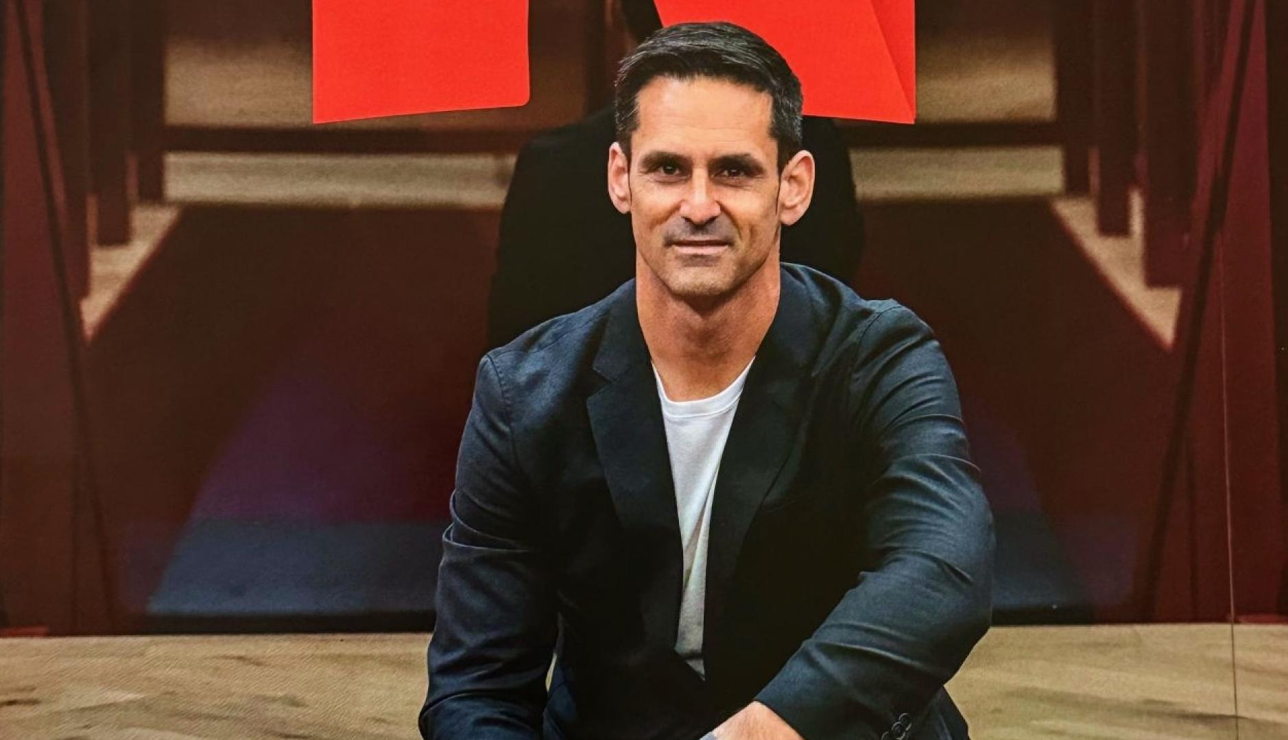 Posado corporativo de Manuel Román delante de la N de Netflix
