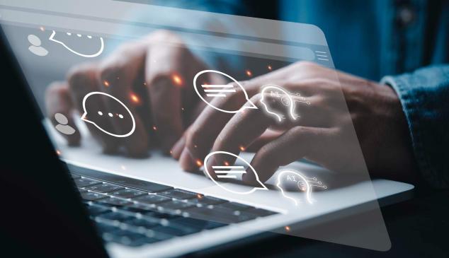 Persona utilizando un chatbot
