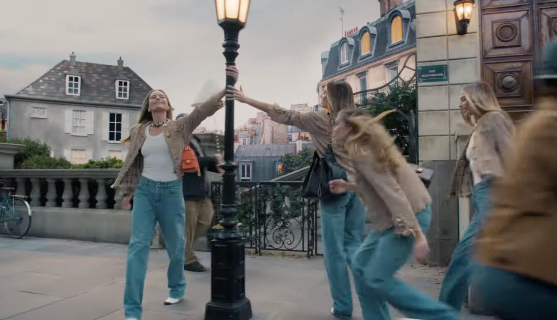 Varias versiones de Margot Robbie en un anuncio de Chanel