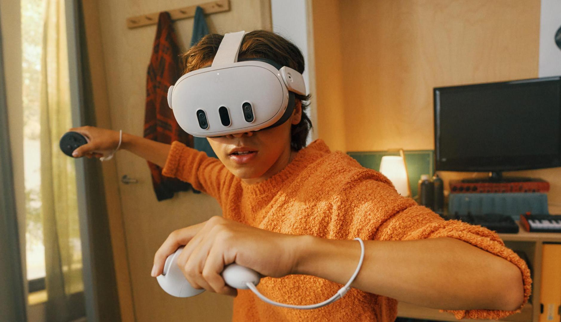 Una persona jugando con las gafas Meta Quest