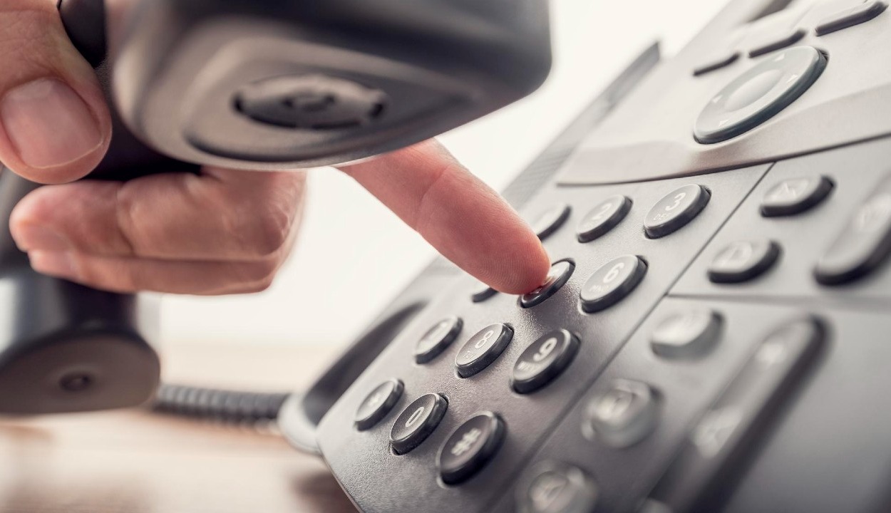 dedo pulsando una tecla de telefono