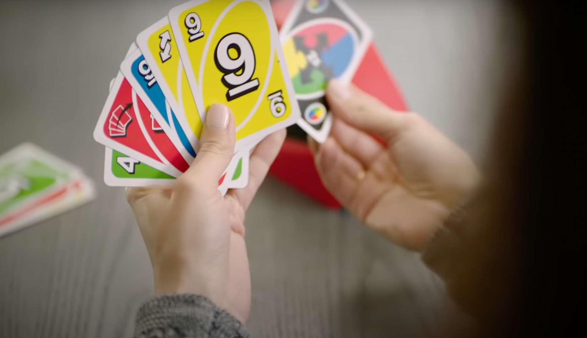Persona jugando a Uno