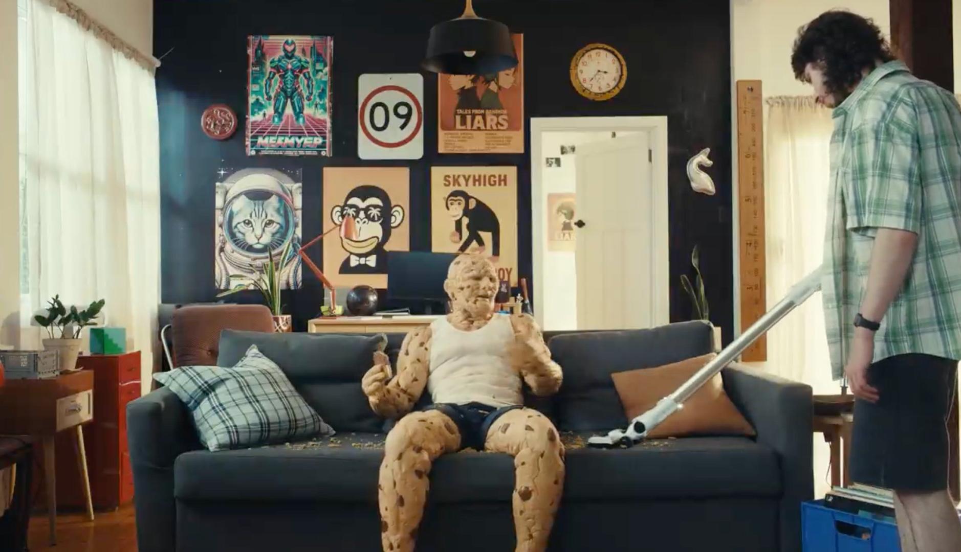 Un joven convertido en galleta sentado en el sofá