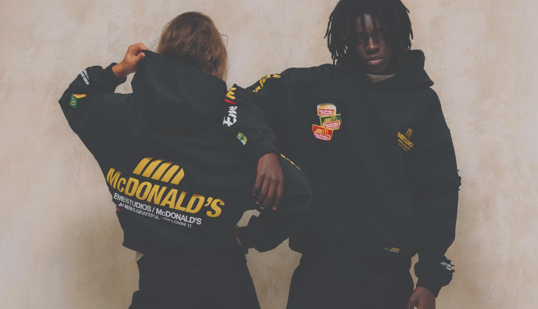 Dos modelos con la sudadera de McDonald's y Eme Studios